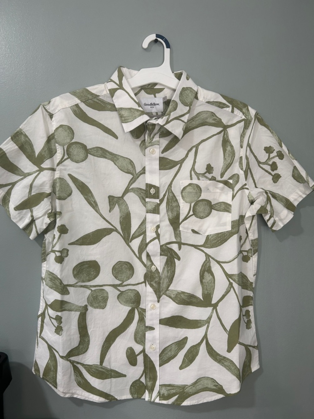 Goodfellow & Co White Short Sleeve Button-Up with Olive Leaf Print